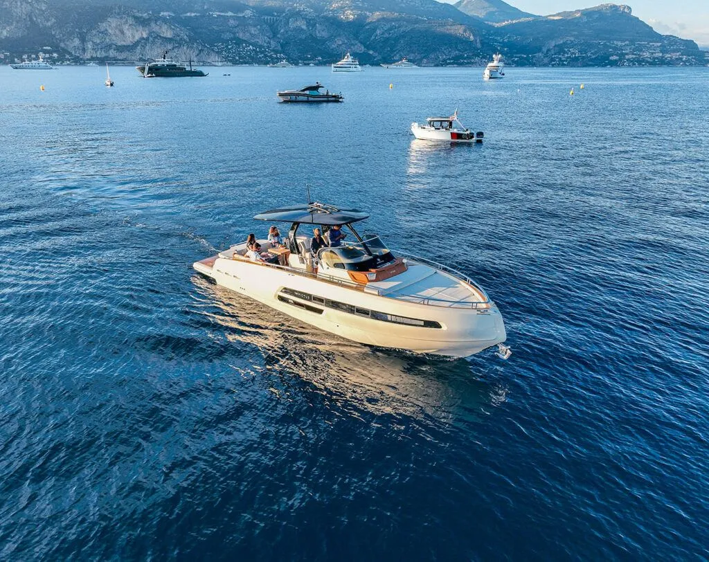 11.4m Beaulieu-sur-Mer Motor Yacht Invictus GT 370 Hire