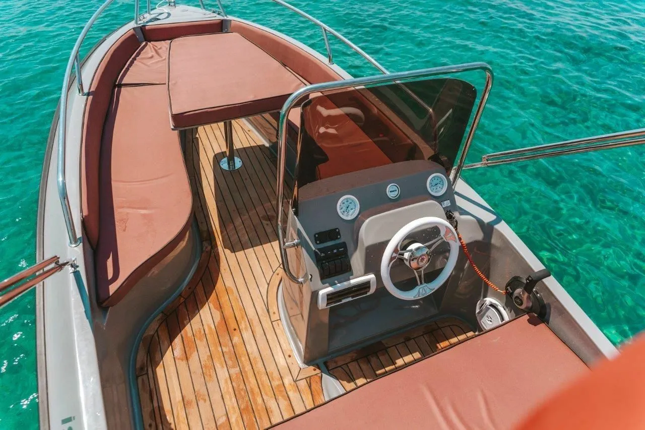 5m Vlychada Motor Boat Isatek 495 Cobra Hire