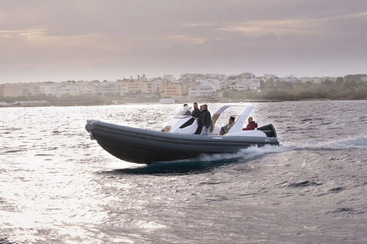 Explore Hyeres on a 8.2m Italboats Stingher 28 GT Motor Boat Rental