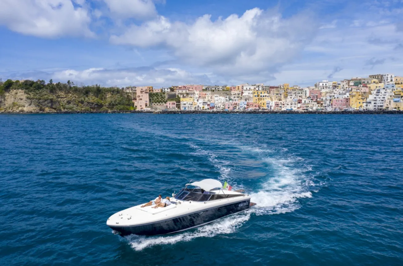 Distrazione Charter Boat