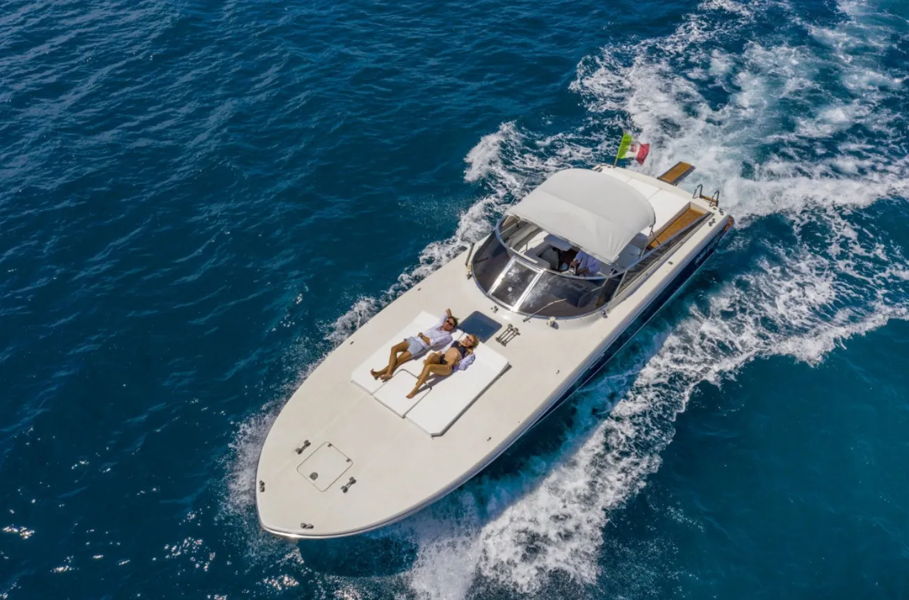 Distrazione Charter Boat
