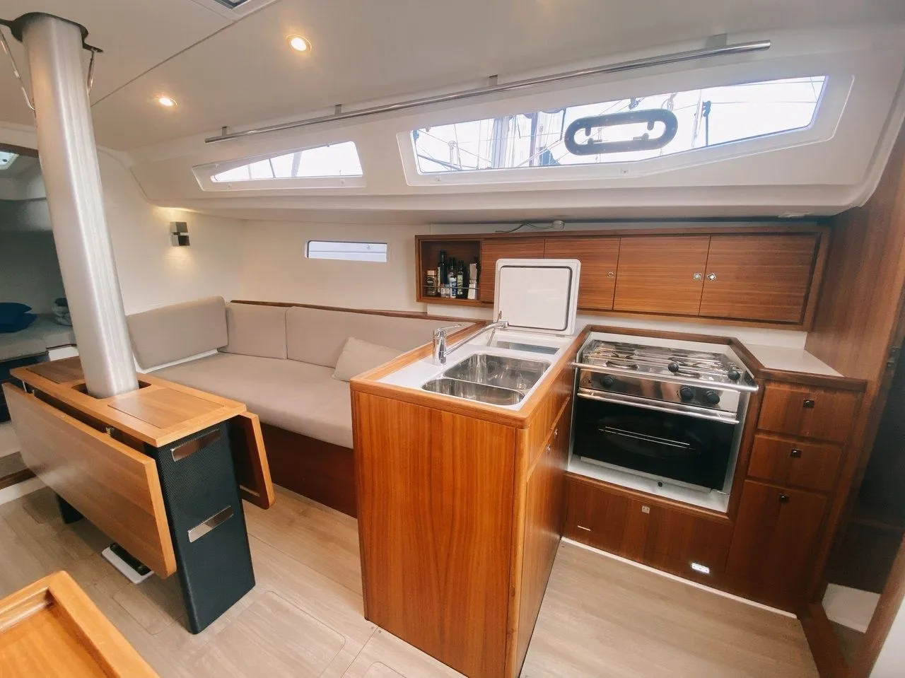 Marche ou reve Charter Boat