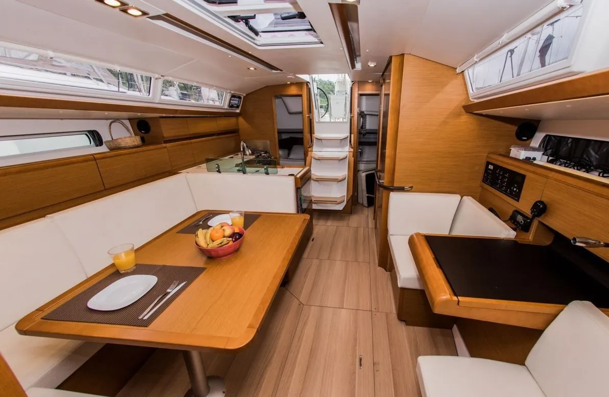 Charter a 12.76m Sailing Yacht in Paraty