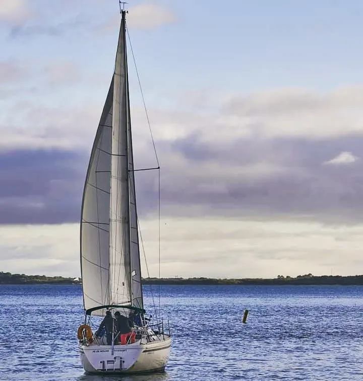 Charter a 9.31m Sailing Yacht in Setúbal