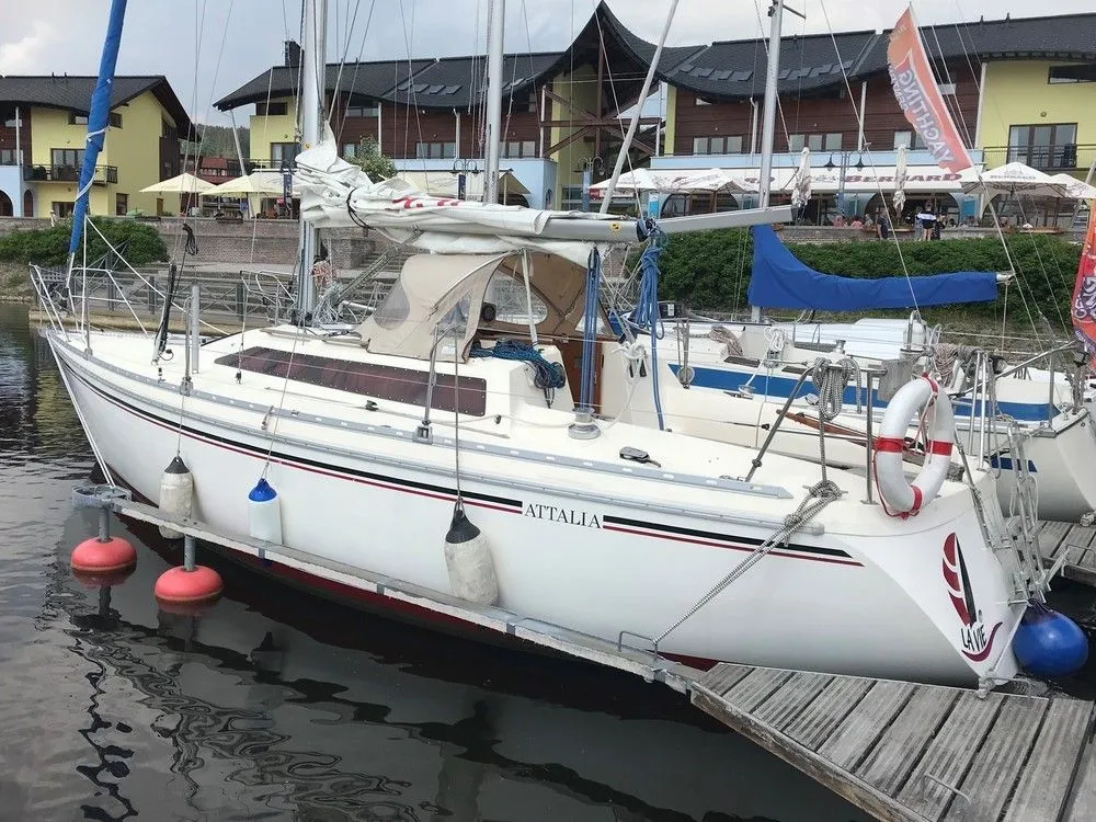 9.7m Lipno nad Vltavou 2 Cabin Sailing Yacht Hire