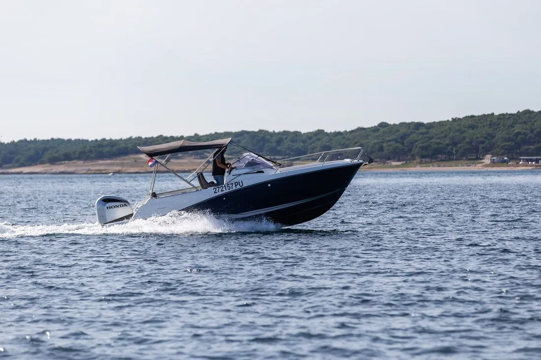 Charter a 6.35m Jeanneau Cap Camarat 6.5 WA in Pula