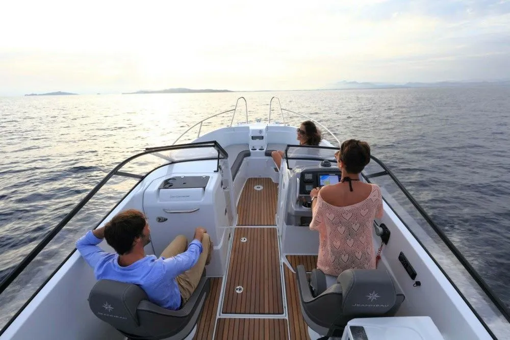 7.5m Beaulieu-sur-Mer Jeanneau Cap Camarat 7.5 BR Hire