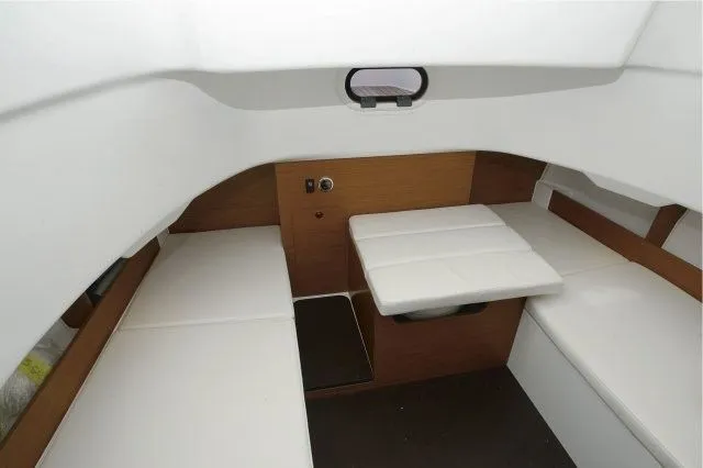 9m Portoferraio Motor Boat Jeanneau Cap Camarat 8.5 Hire