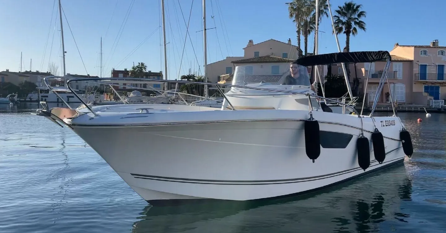 Explore Grimaud on a 8.42m Rental Motor Boat