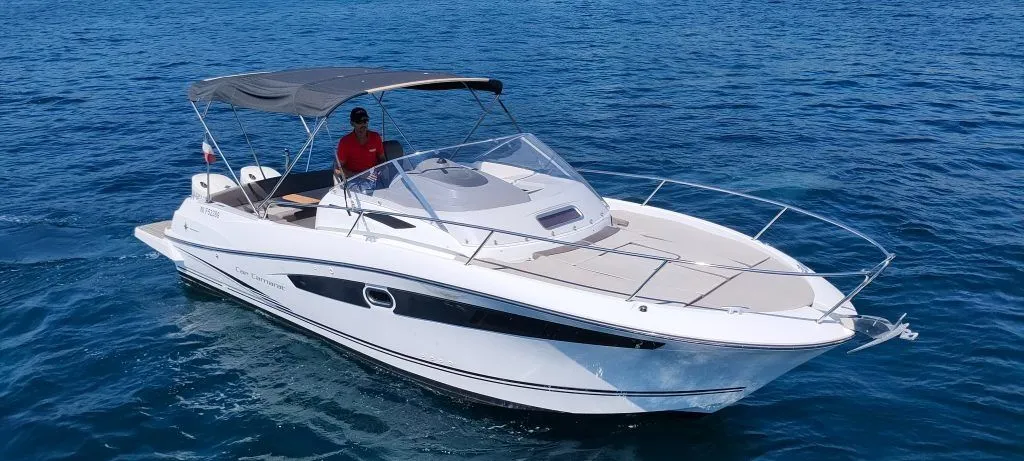 Charter a 8.2m Motor Boat in Golfe-Juan