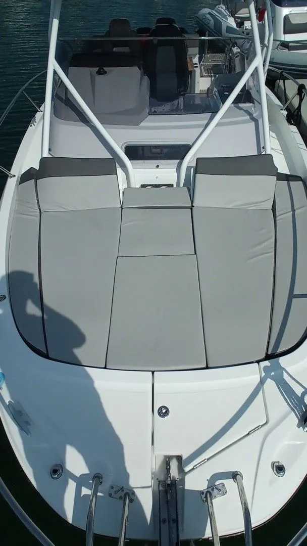 Charter a 9m Motor Boat in Bormes-les-Mimosas