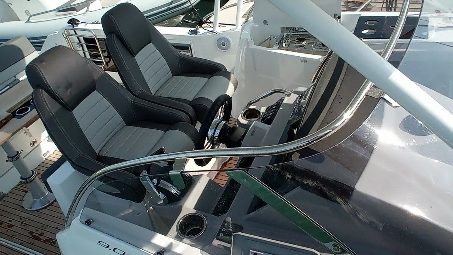 Charter a 9m Motor Boat in Bormes-les-Mimosas