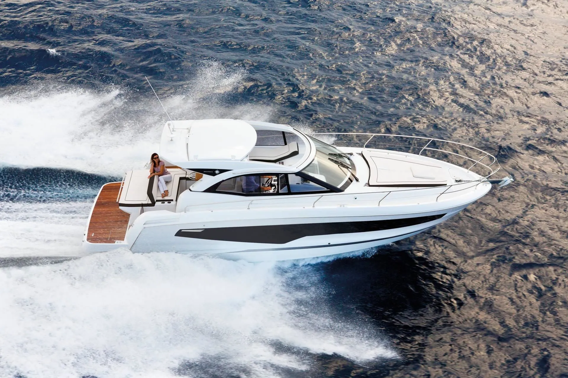 Charter a 11.5m Jeanneau Leader 36 in Naples