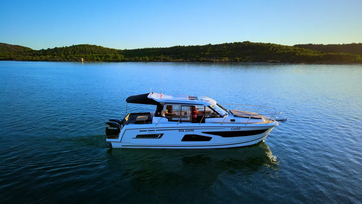 10.5m Pirovac Jeanneau Merry Fisher 1095 Motor Yacht Hire