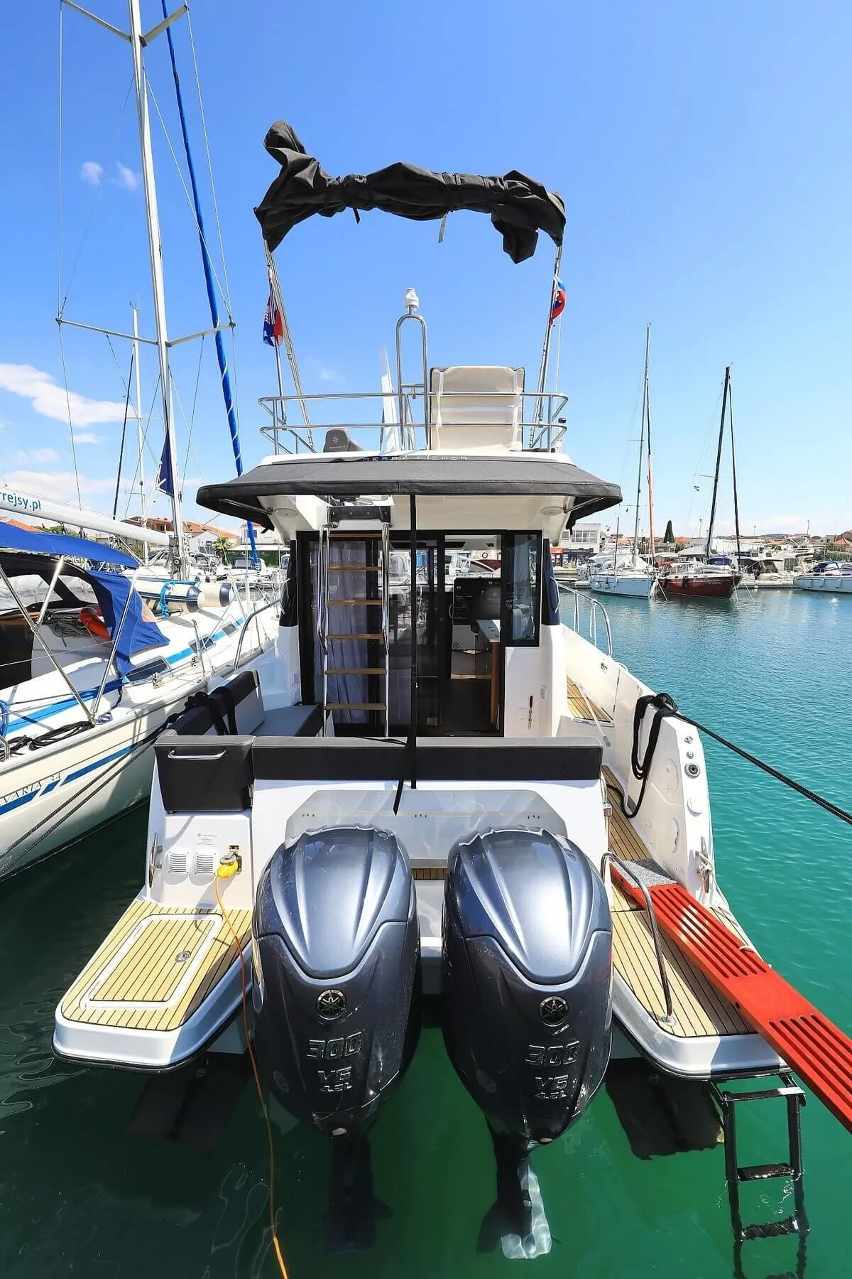Pirovac Kiralık Jeanneau Merry Fisher 1095 10.5m Motoryat