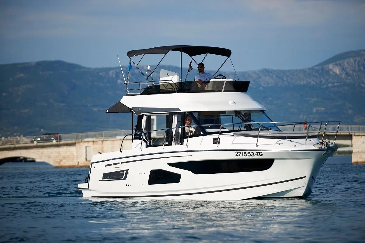 Rent a 10.5m 3 Cabin Motor Yacht in Trogir