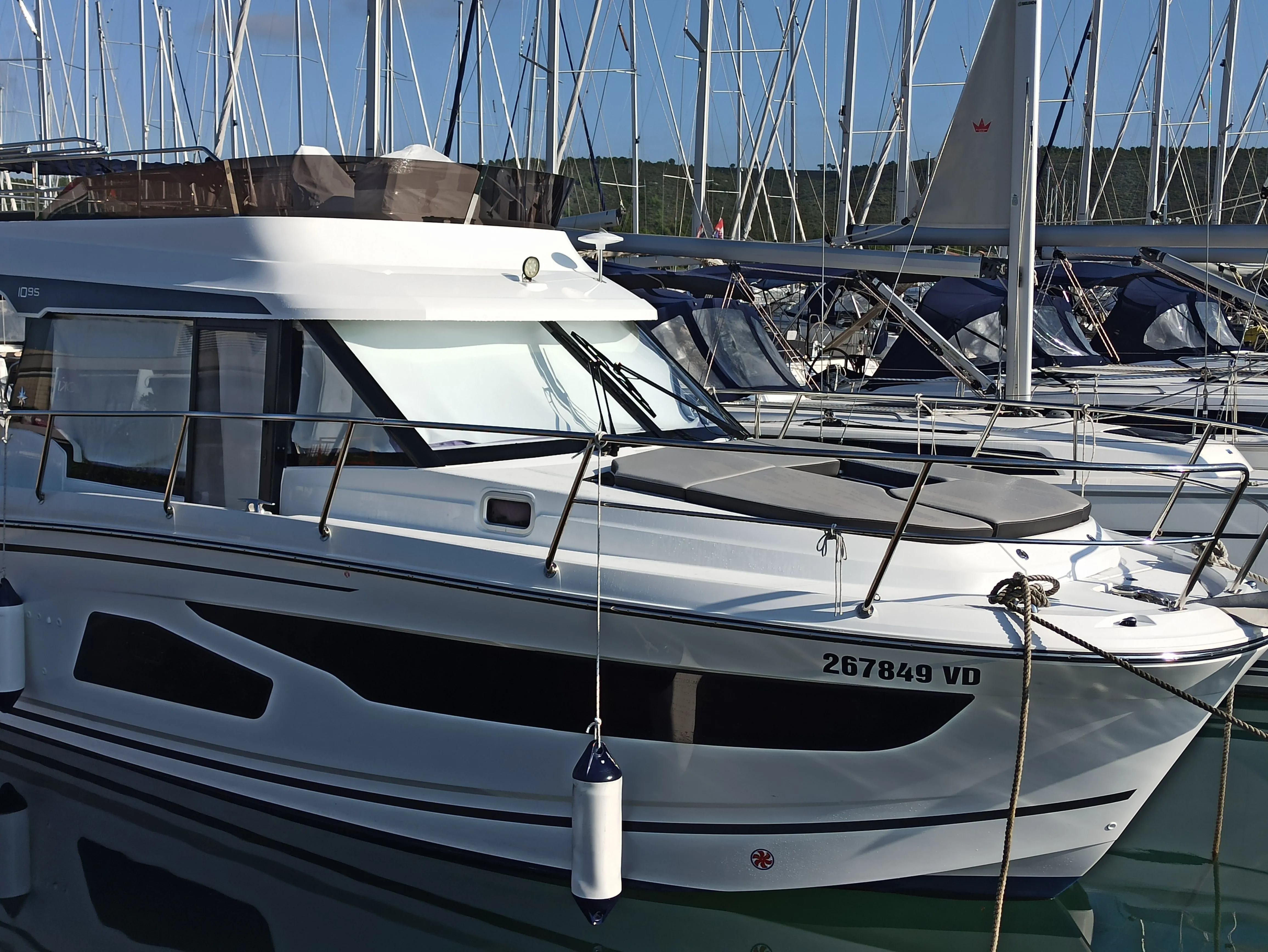 Rent a 10.5m Motor Yacht Jeanneau Merry Fisher 1095 in Sukosan