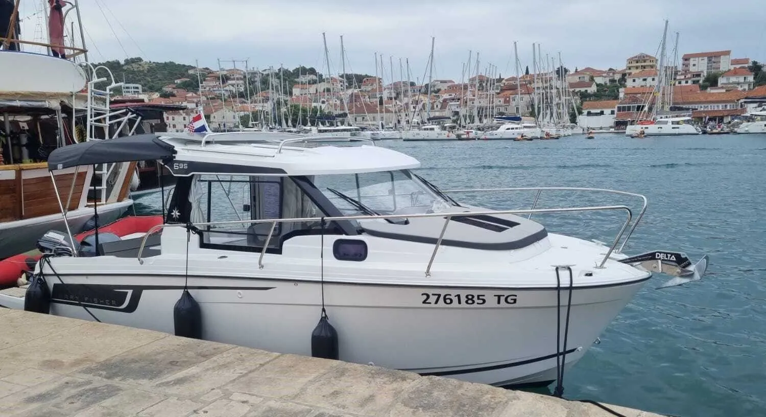 Rent a 7.45m Motor Yacht in Trogir