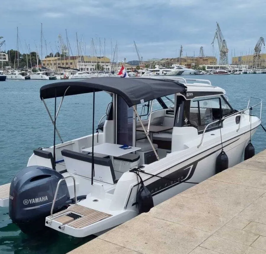 Rent a 7.45m Motor Yacht in Trogir