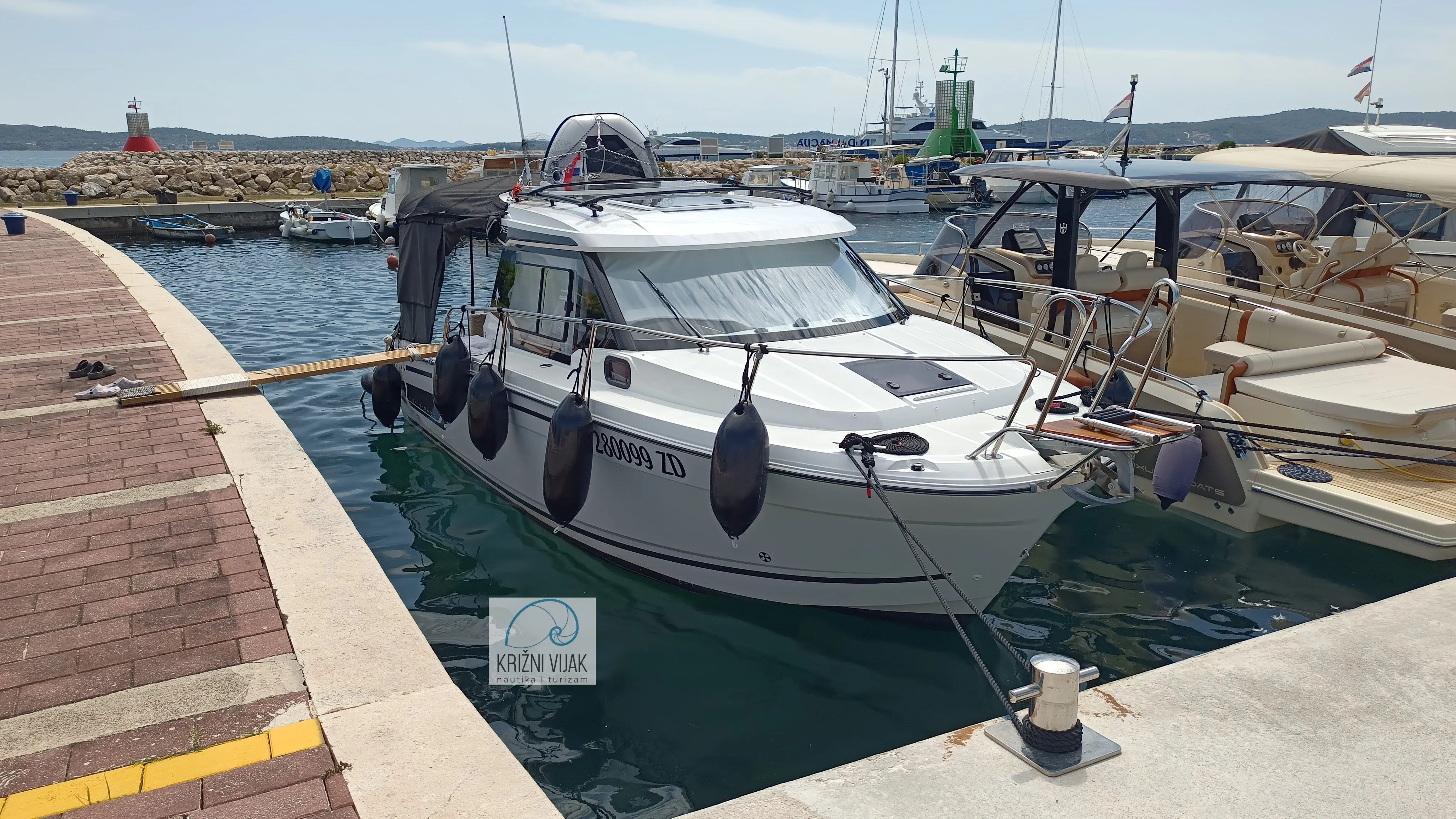 Explore Sukosan on a 7.95m Rental Motor Yacht