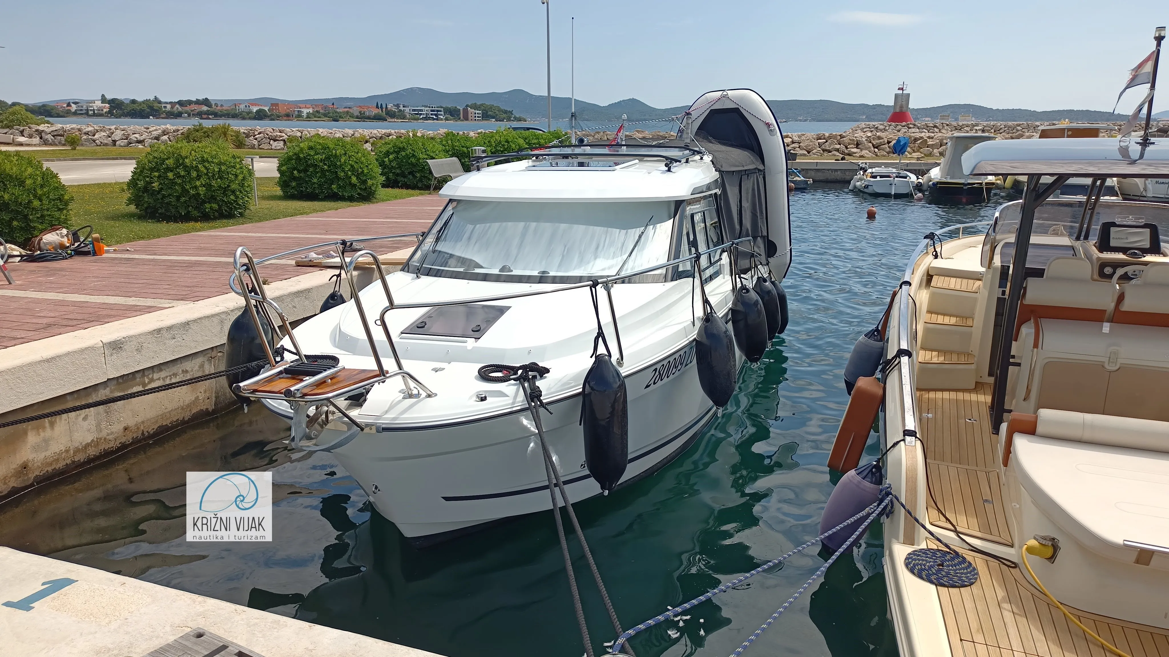 Explore Sukosan on a 7.95m Rental Motor Yacht