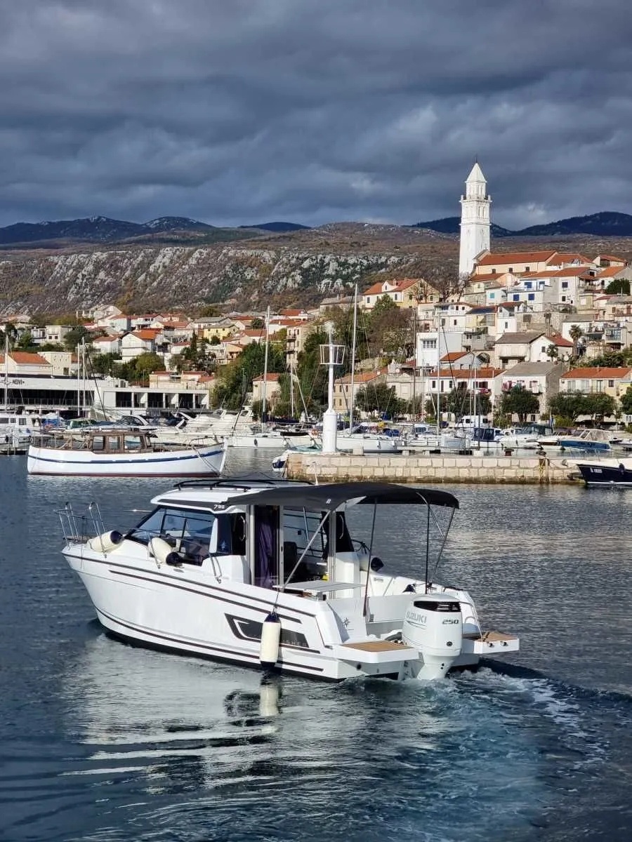 Rent a 7.95m Jeanneau Merry Fisher 795 Motor Yacht in Opatija