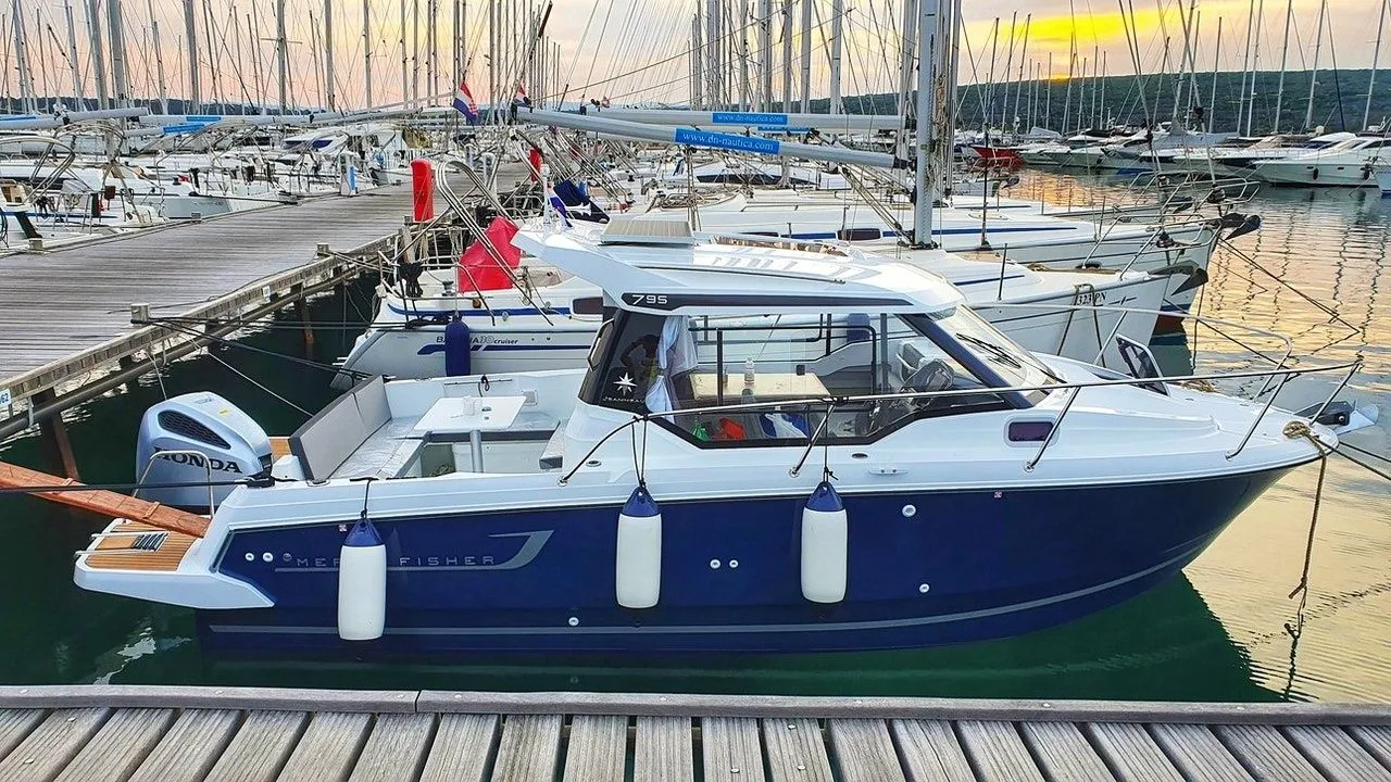 Rent a 7.95m Jeanneau Merry Fisher 795 in Punat