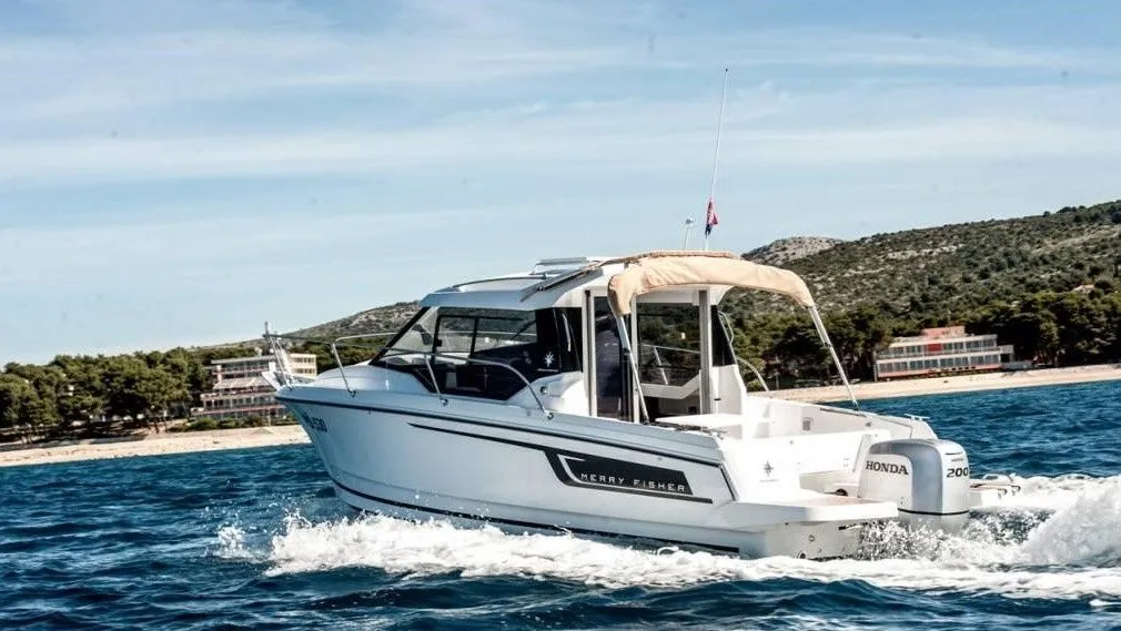 Rent a 7.95m Jeanneau Merry Fisher 795 in Baska Voda