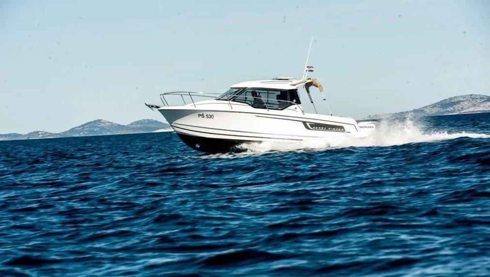 Rent a 7.95m Jeanneau Merry Fisher 795 in Baska Voda