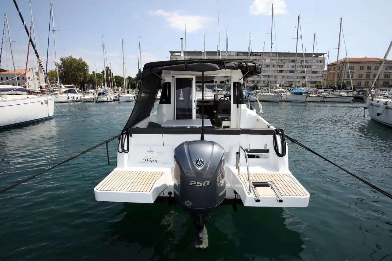 Charter a 7.95m Motor Yacht in Pula