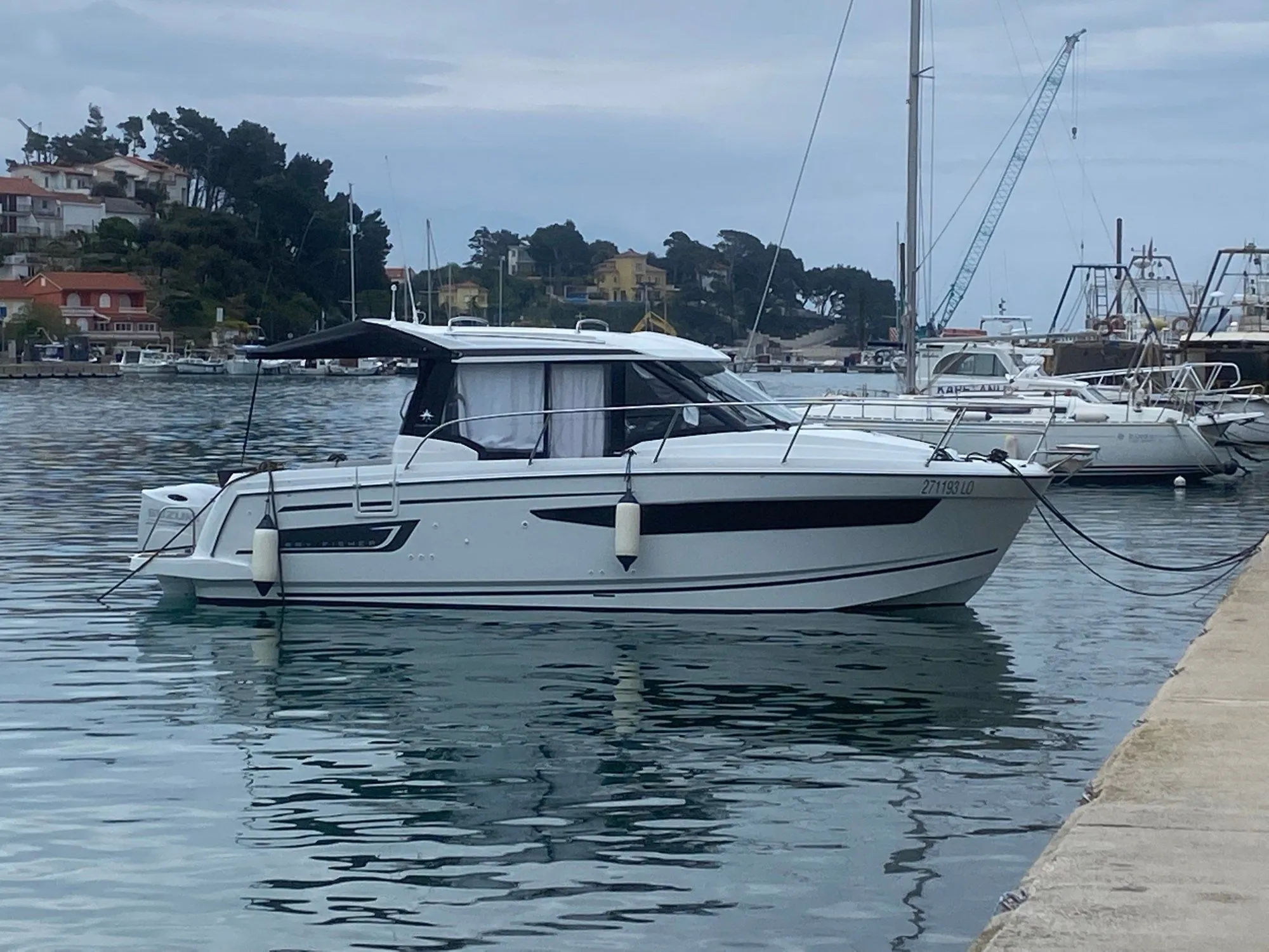 Charter a 9.2m Jeanneau Merry Fisher 895 in Rab