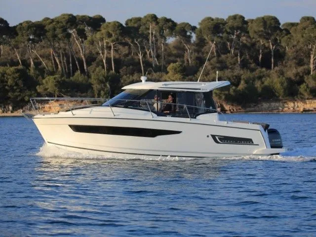Explore Šibenik on a 8.9m Rental Motor Yacht Jeanneau Merry Fisher 895