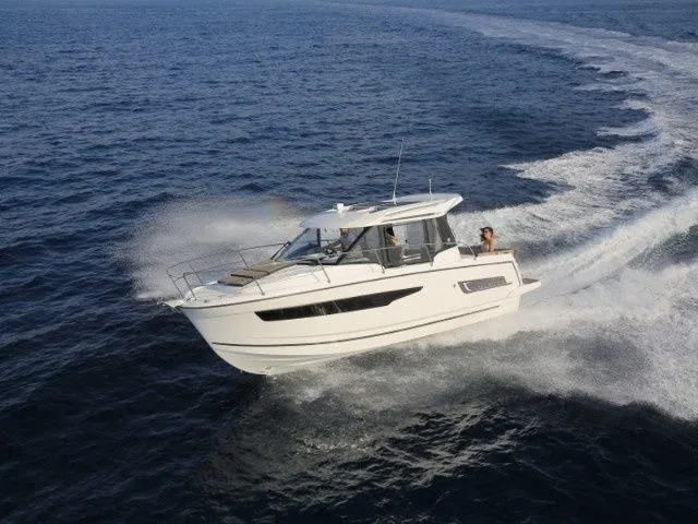 Explore Šibenik on a 8.9m Rental Motor Yacht Jeanneau Merry Fisher 895