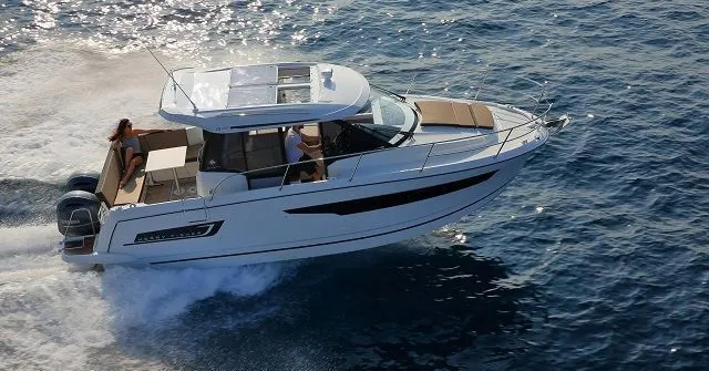 8.9m La Trinite-sur-Mer Motor Yacht Jeanneau Merry Fisher 895 Hire
