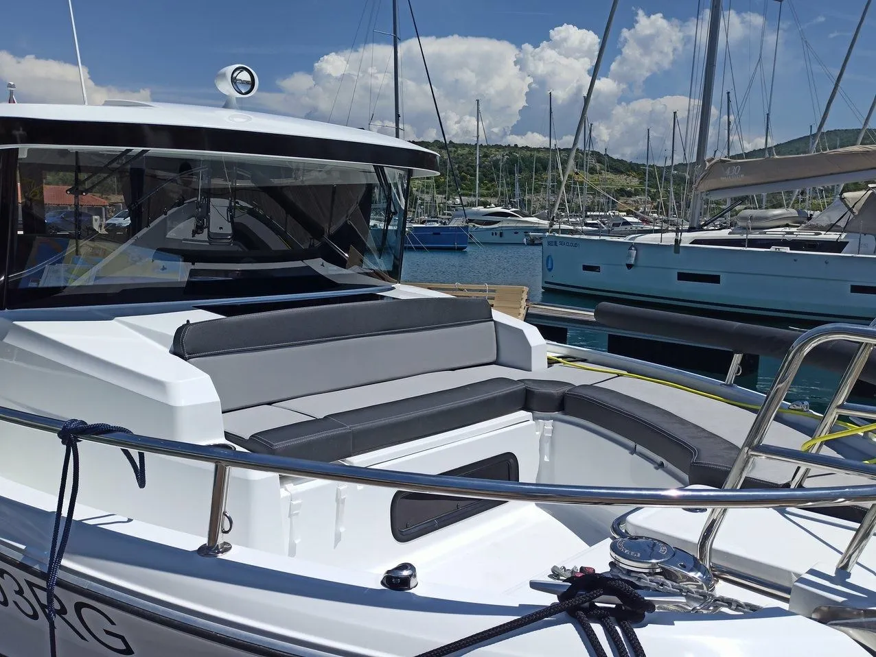 Primošten 8.9m Kiralık 2 Kabinli Motoryat