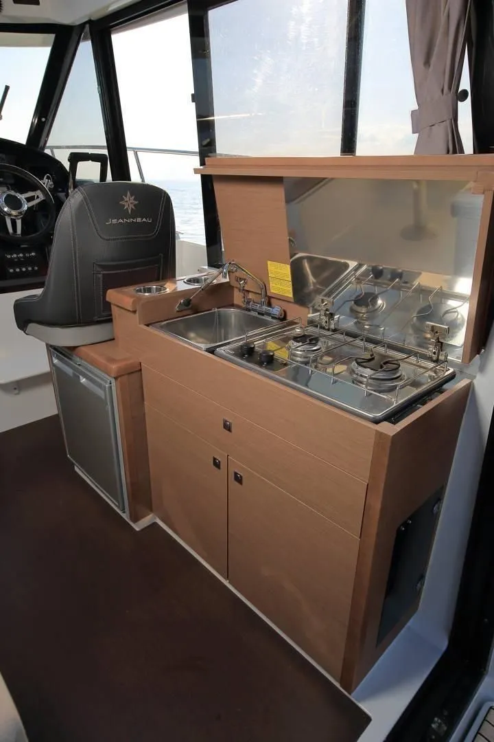 Rent a 8.9m Motor Yacht Jeanneau Merry Fisher 895 in Zadar