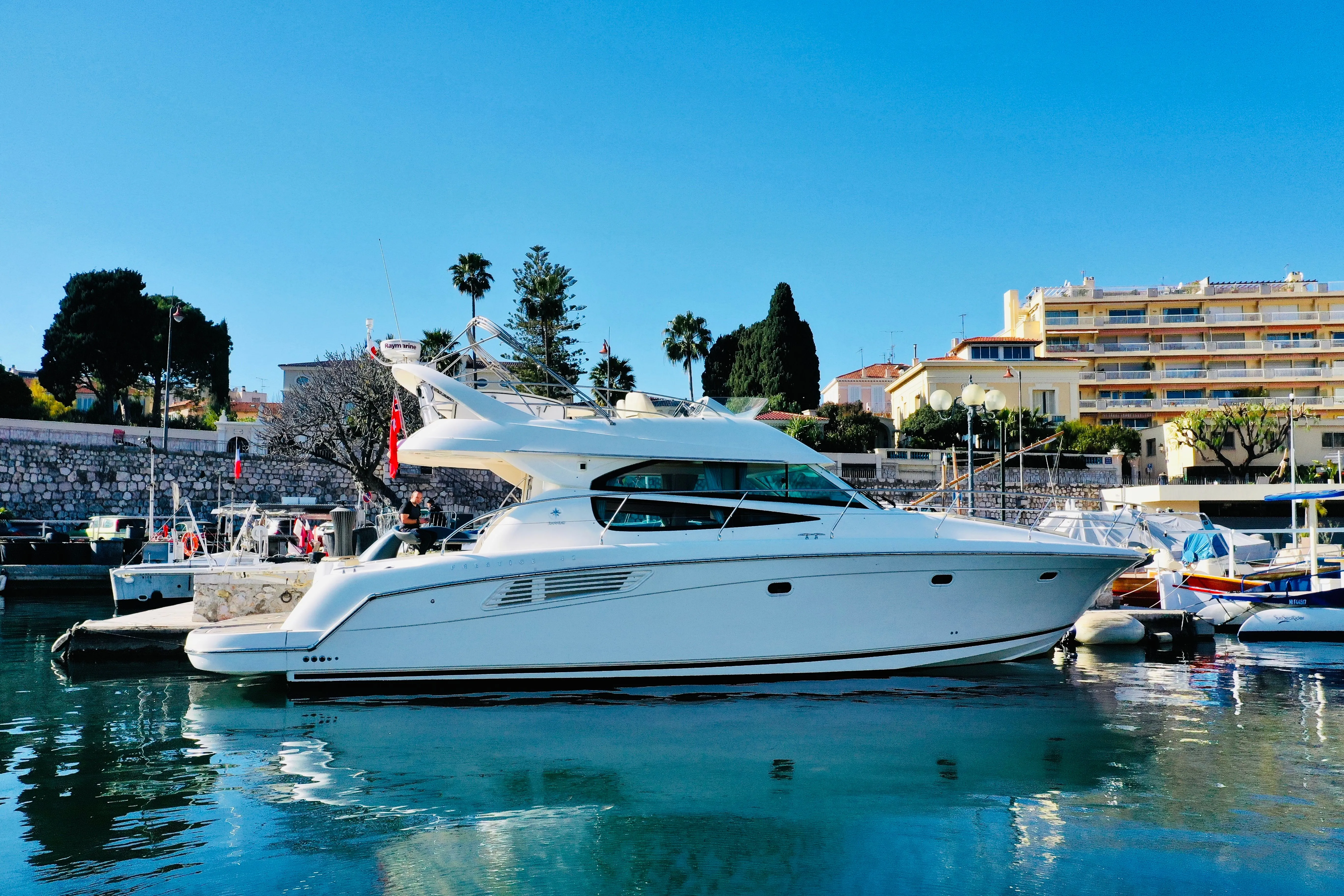 Rent a 14m Motor Yacht Jeanneau Prestige 420 F in Beaulieu-sur-Mer