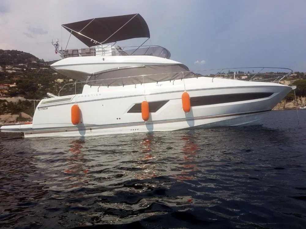 Rent a 12.64m Motor Yacht in Hyeres