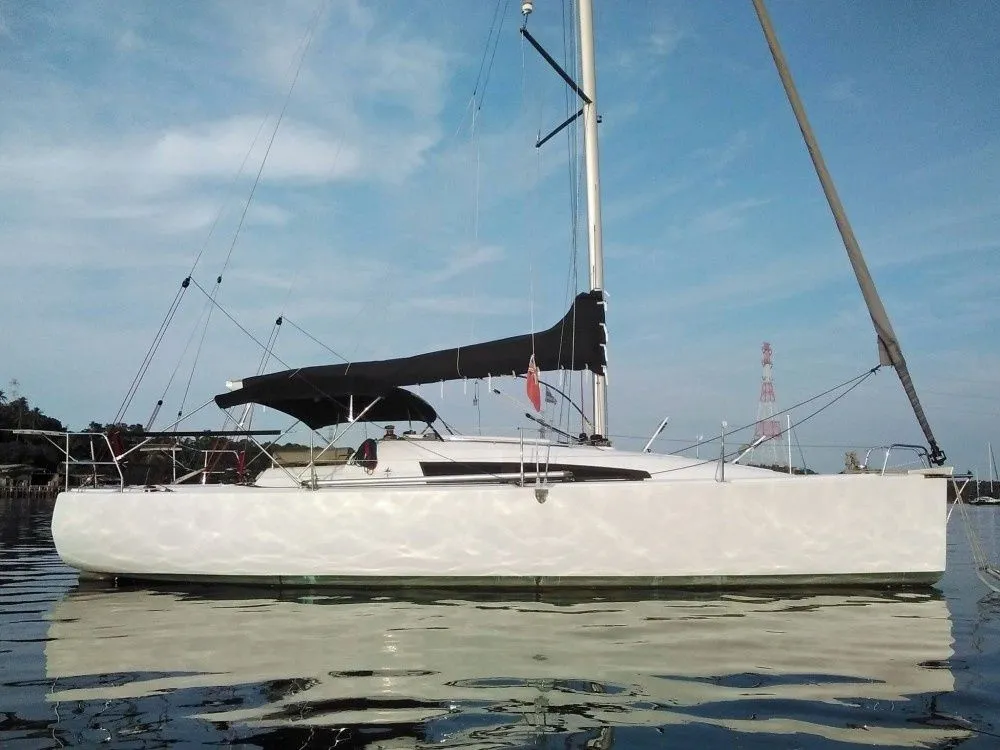 Charter a 10.06m Jeanneau Sun Fast 3200 in Southampton