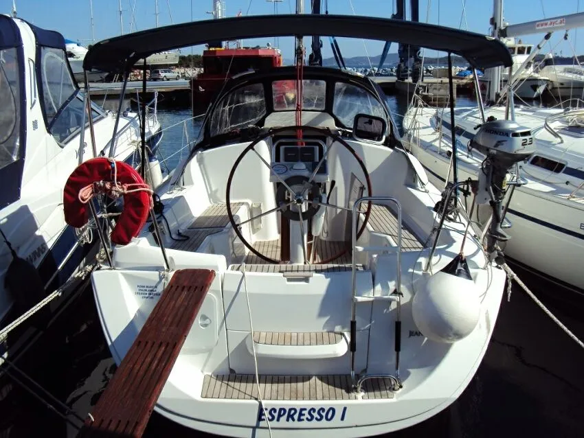 Charter a 8.99m 2 Cabin Sailing Yacht in Betina