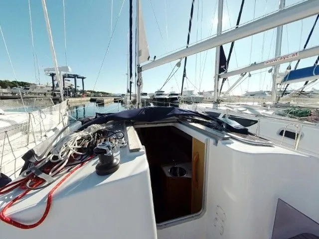 Charter a 8.99m 2 Cabin Sailing Yacht in Betina