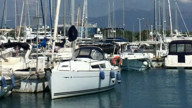 8.99m Saint-Mandrier-sur-Mer Jeanneau Sun Odyssey 30i Sailing Yacht Hire