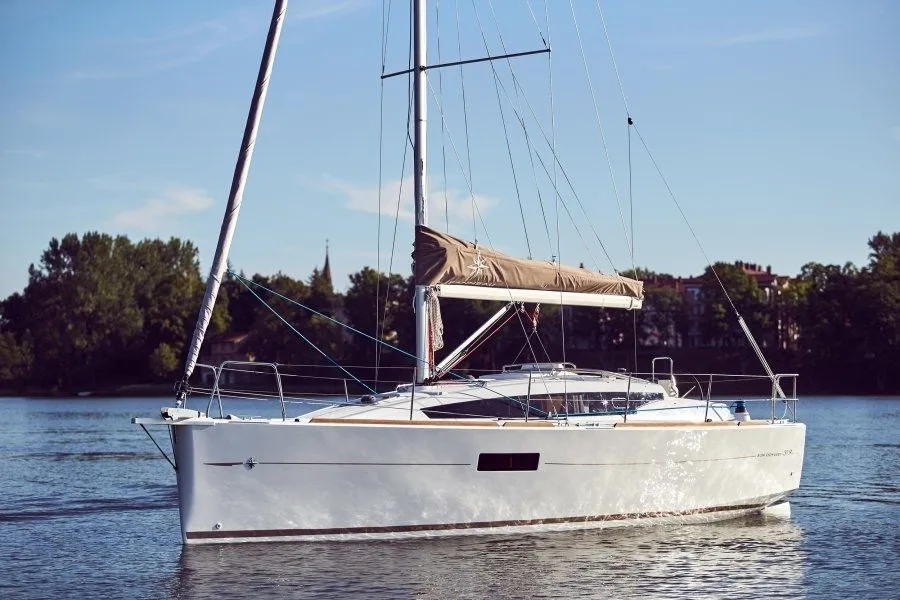 Rent a 9.8m Jeanneau Sun Odyssey 319 Sailing Yacht in Makkum