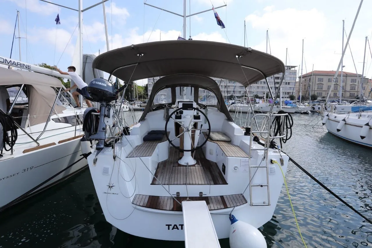 Rent a 9.8m Boat in Pula