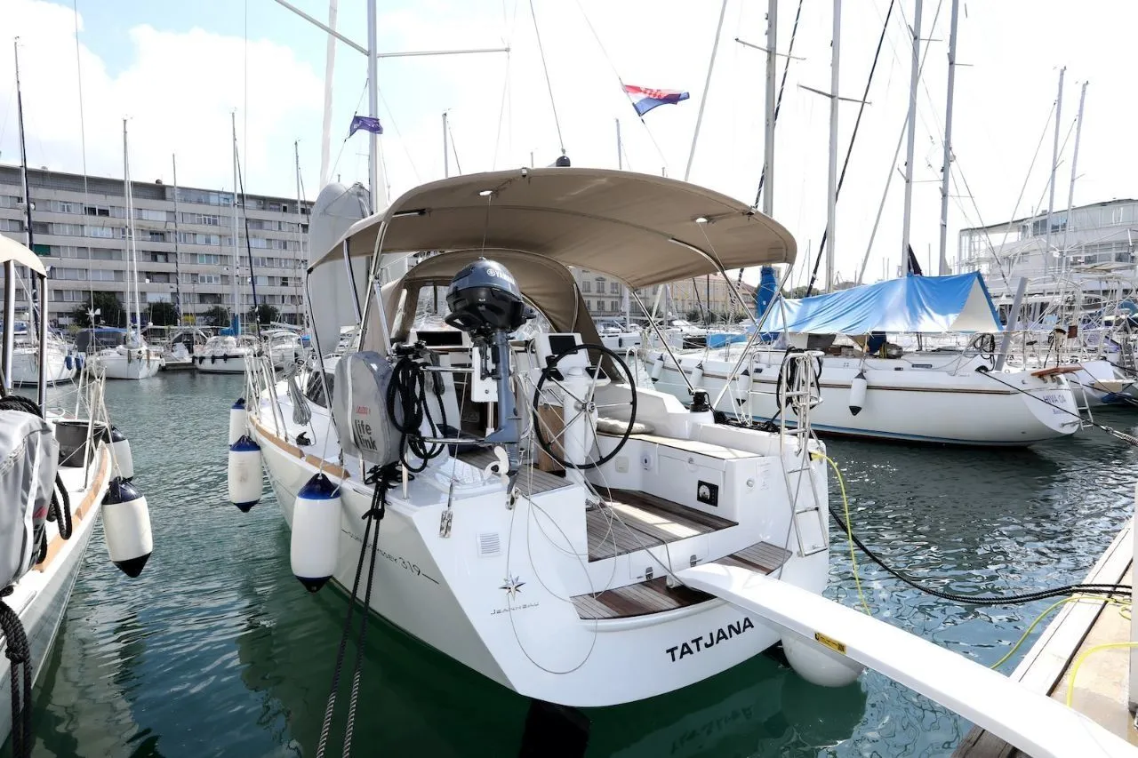 Rent a 9.8m Boat in Pula
