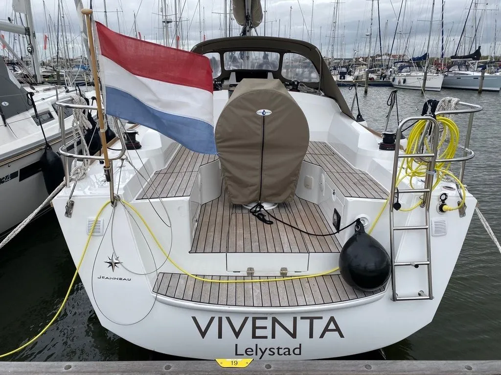 Boot - Explore Lelystad on a 9.8m Rental Sailing Yacht Jeanneau Sun Odyssey 319