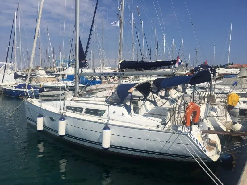 Explore Betina on a 10.22m Rental Boat