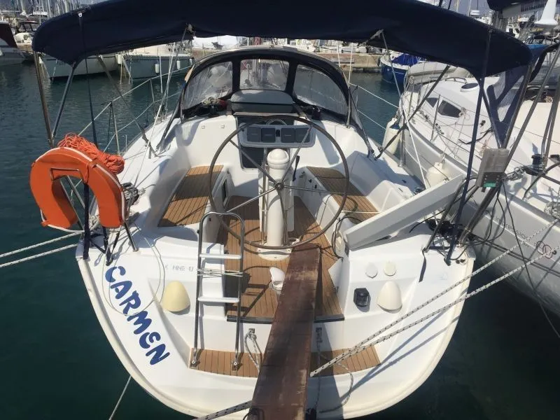 Explore Betina on a 10.22m Rental Boat