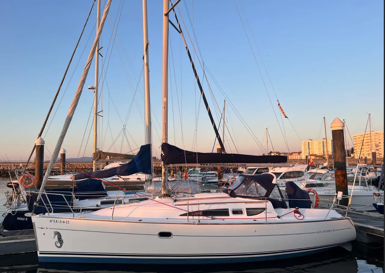 Charter a 9.45m Jeanneau Sun Odyssey 32 Sailing Yacht in Vilanova de Arousa