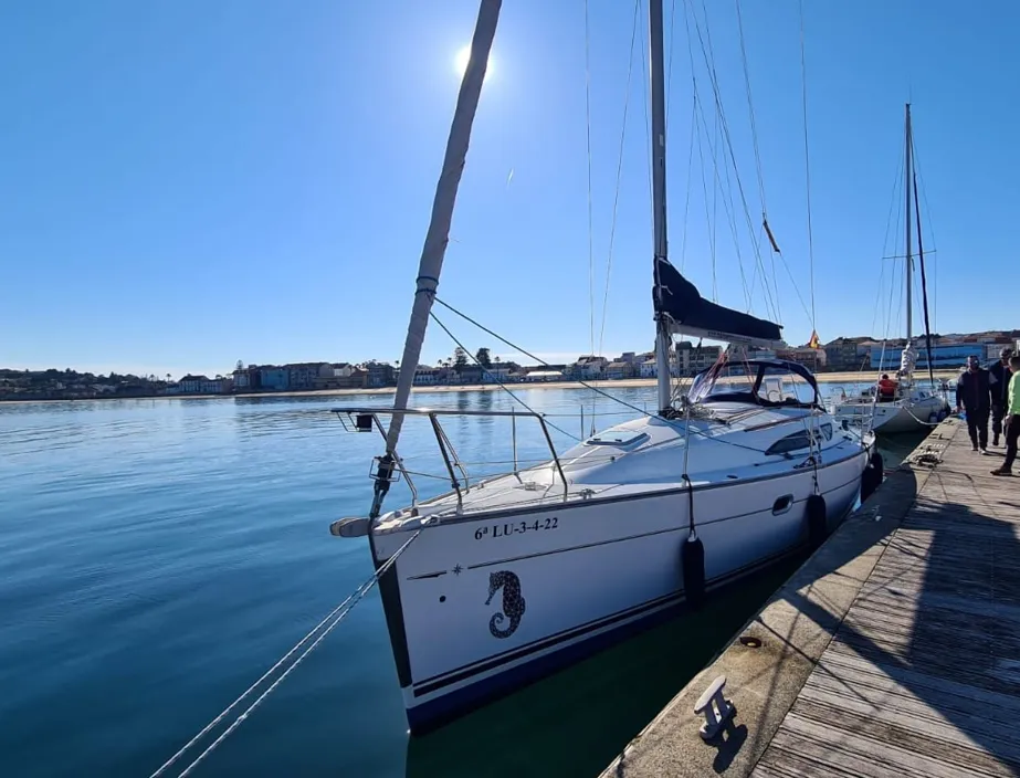 Charter a 9.45m Jeanneau Sun Odyssey 32 Sailing Yacht in Vilanova de Arousa